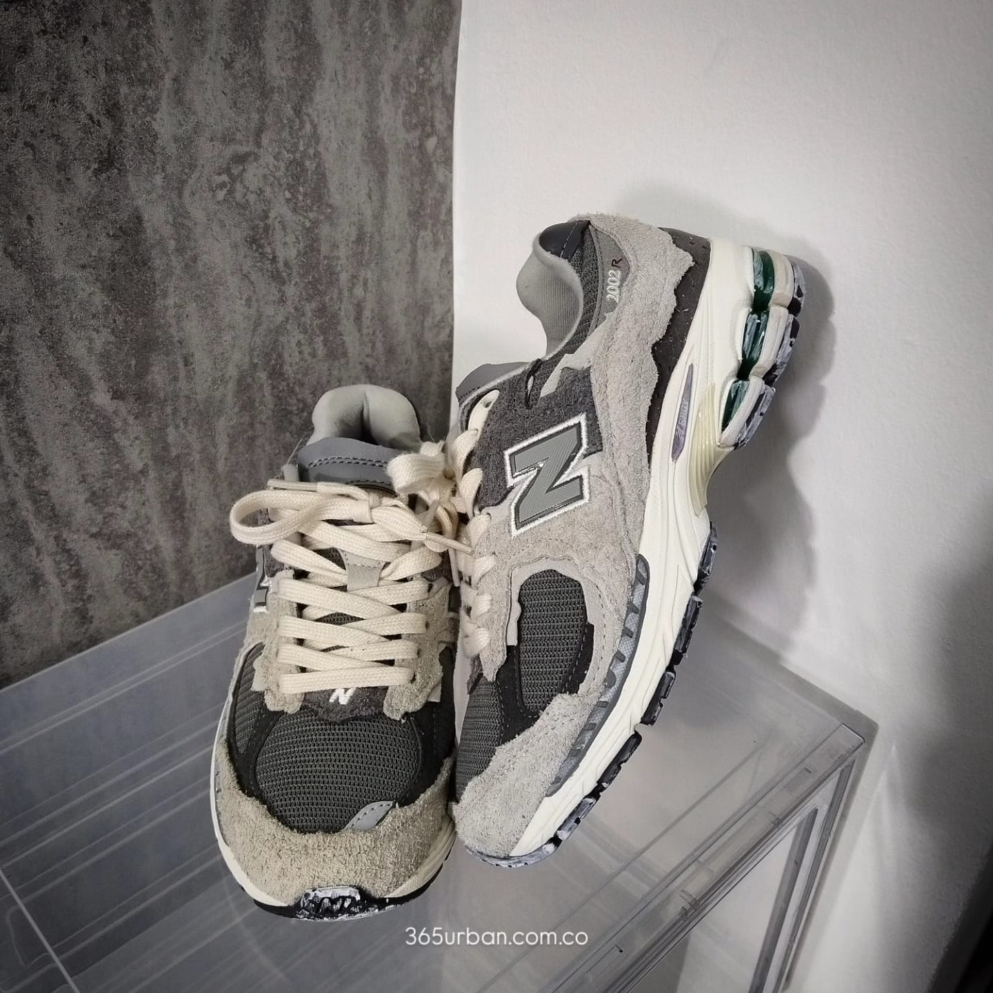 NEW BALANCE 2002 R
