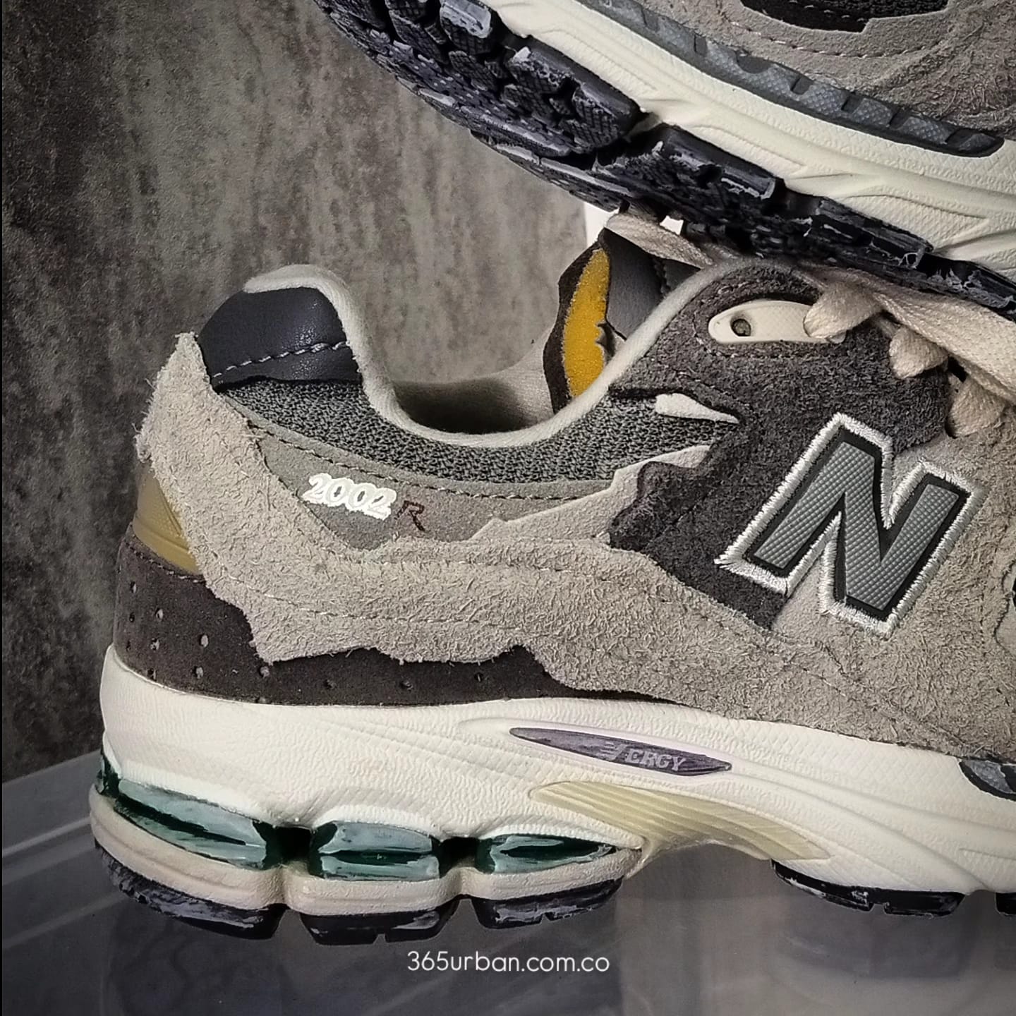NEW BALANCE 2002 R