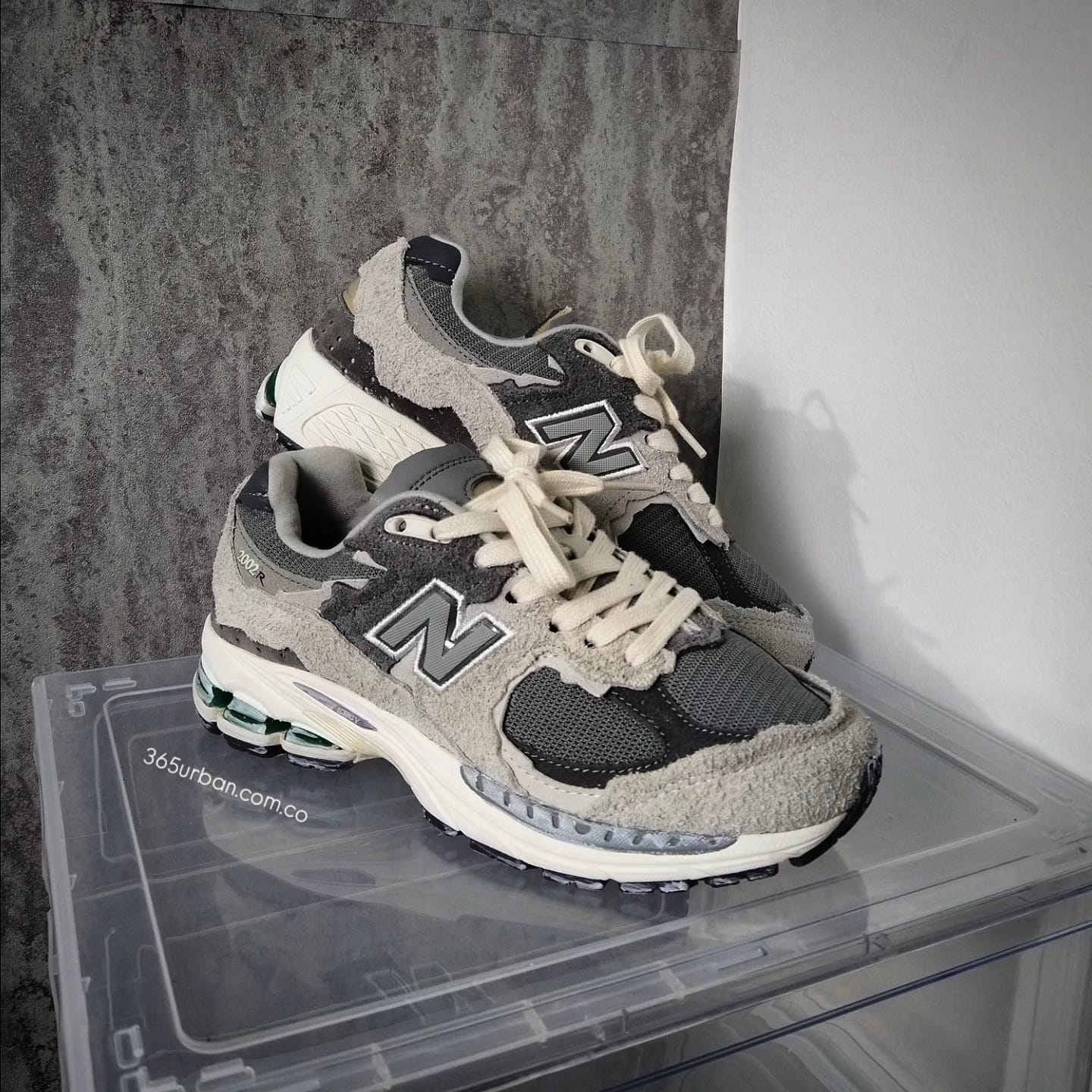 NEW BALANCE 2002 R