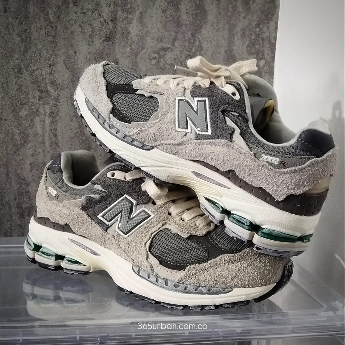 NEW BALANCE 2002 R