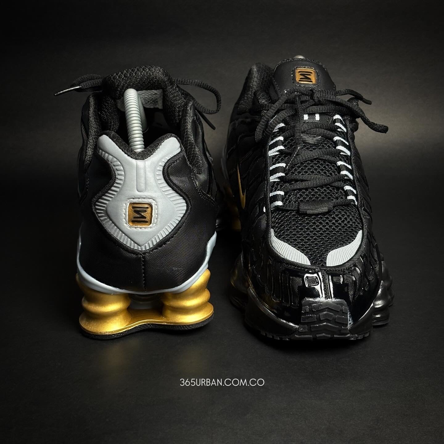 NIKE SHOX TL NEGRO - DORADO