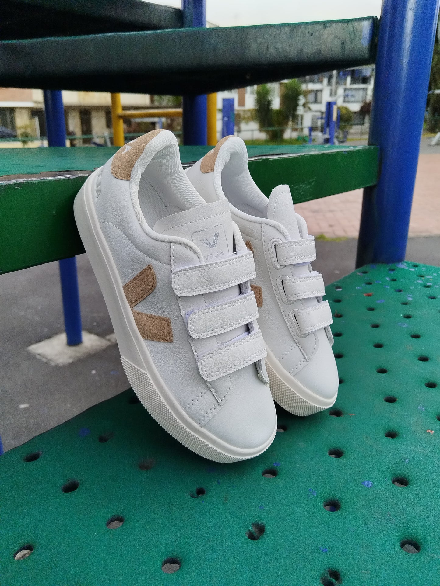 VEJA RECIFE LEATHER WHITE SABLE
