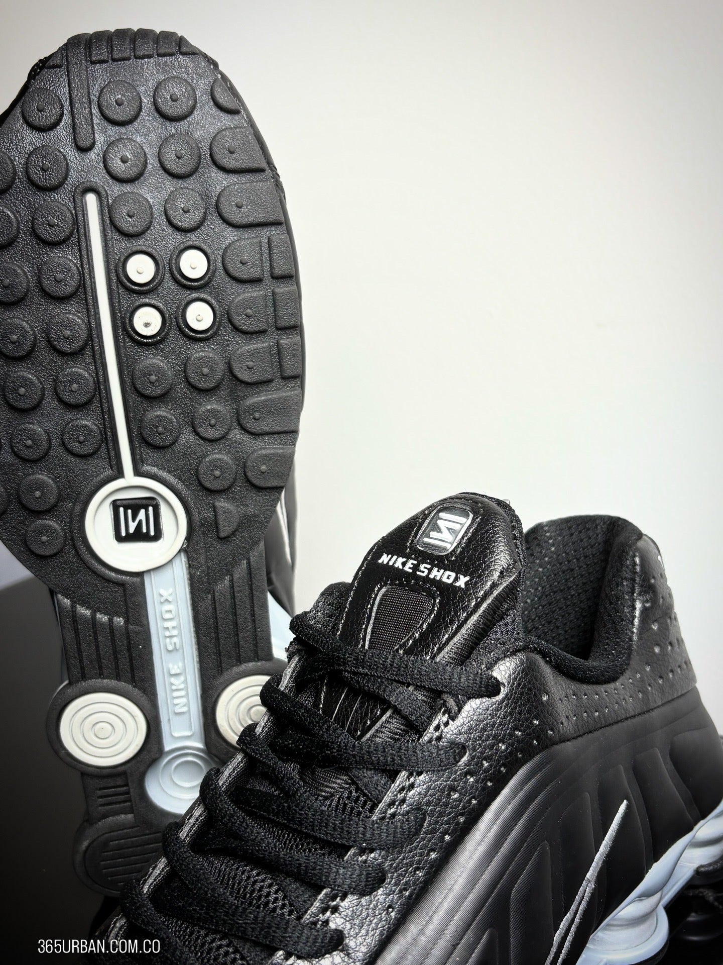 NIKE SHOX R4 NEGRO-PLATA