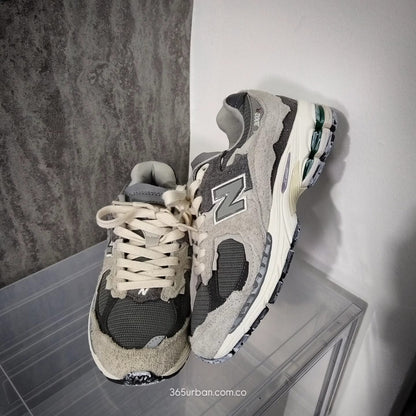 NEW BALANCE 2002 R