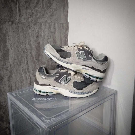 NEW BALANCE 2002 R