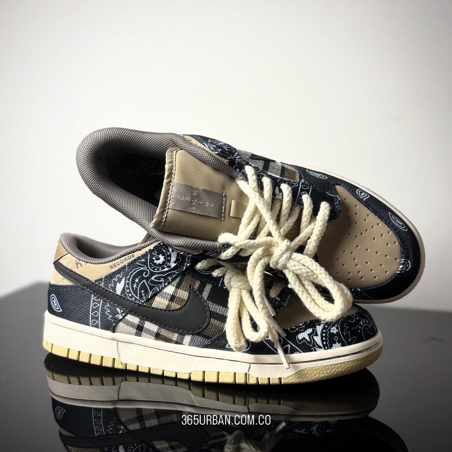 NIKE SB DUNK LOW X TRAVIS SCOTT
