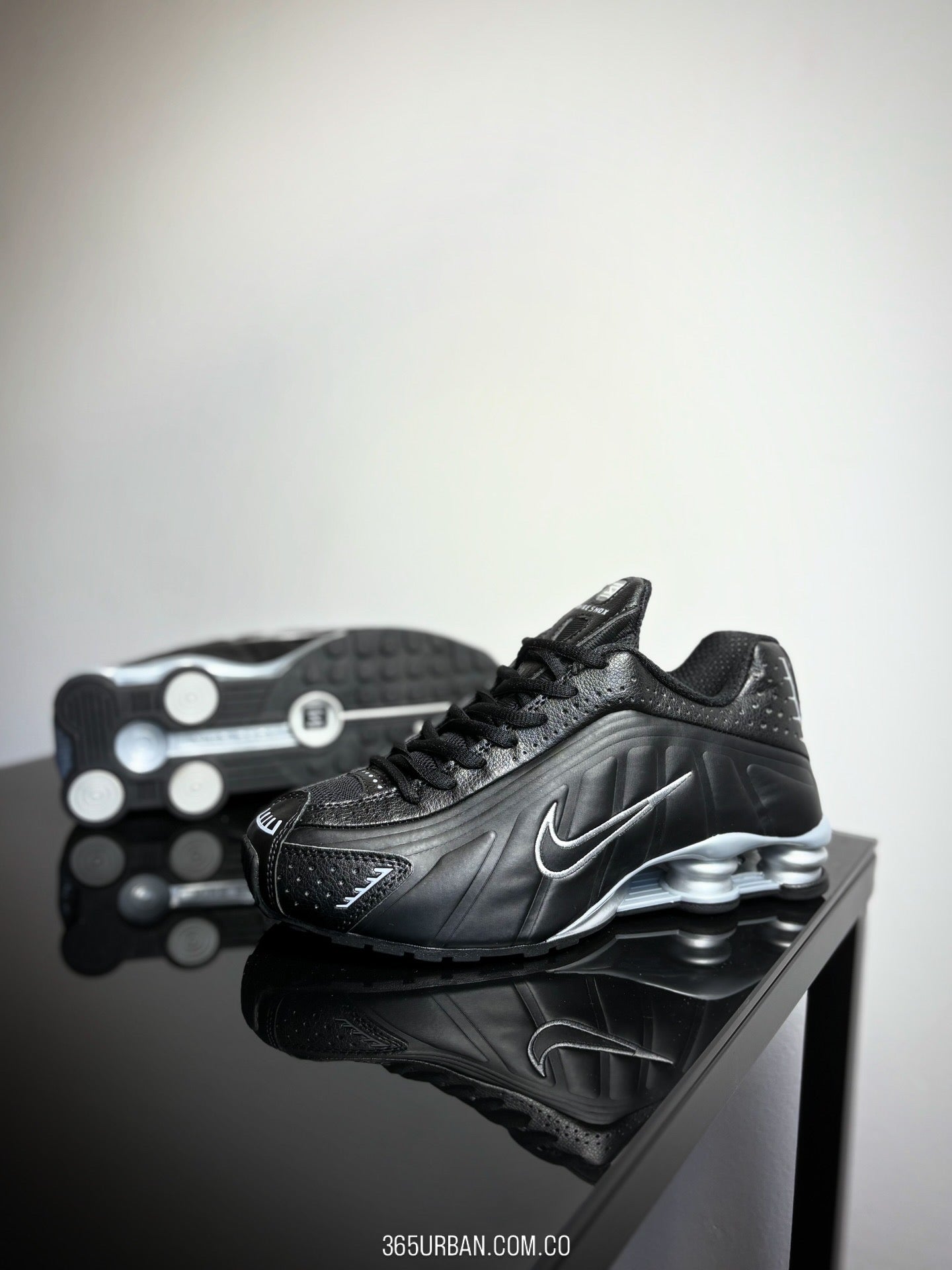 NIKE SHOX R4 NEGRO-PLATA