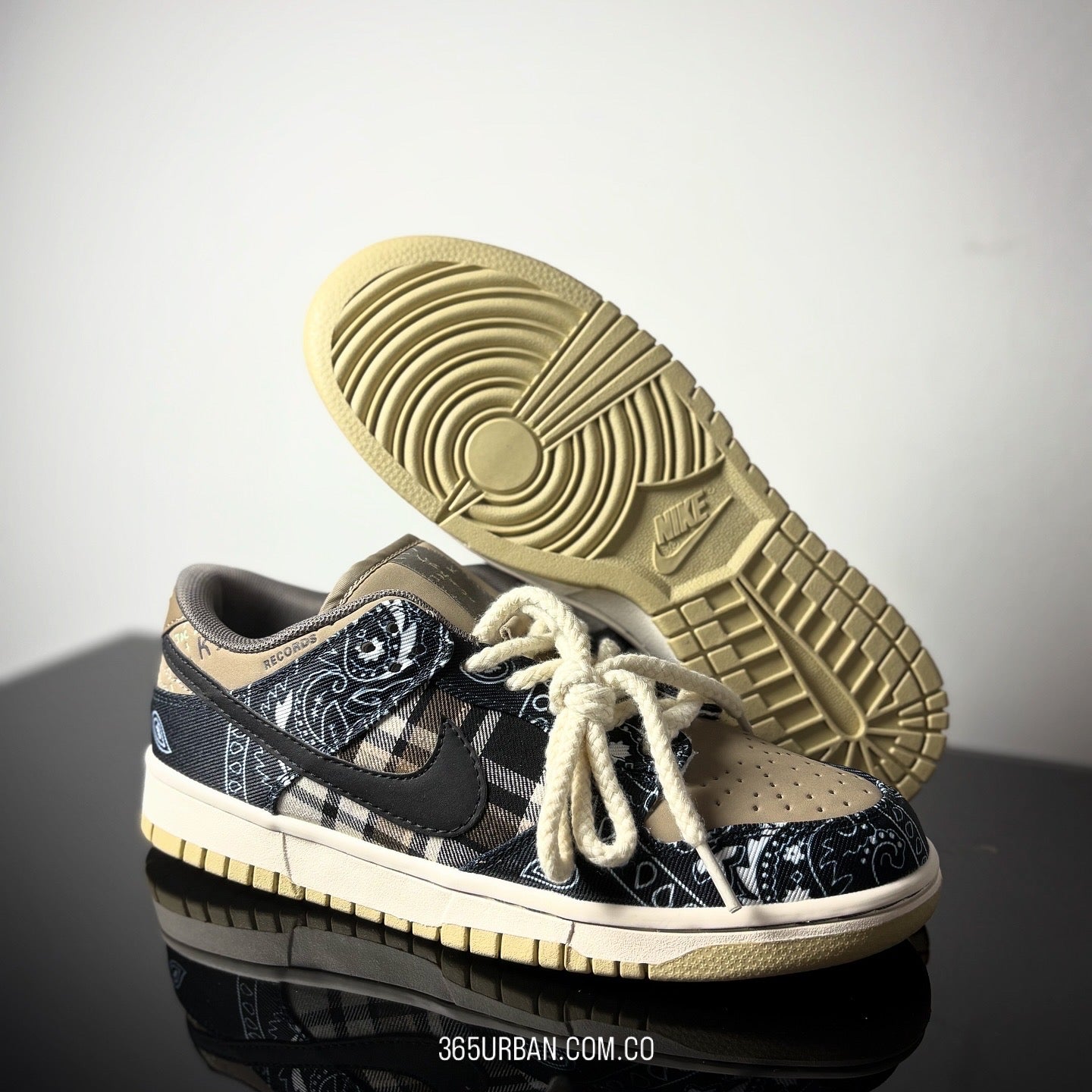 NIKE SB DUNK LOW X TRAVIS SCOTT