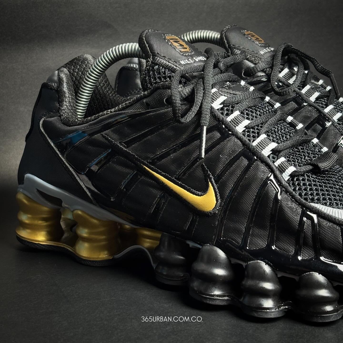 NIKE SHOX TL NEGRO - DORADO