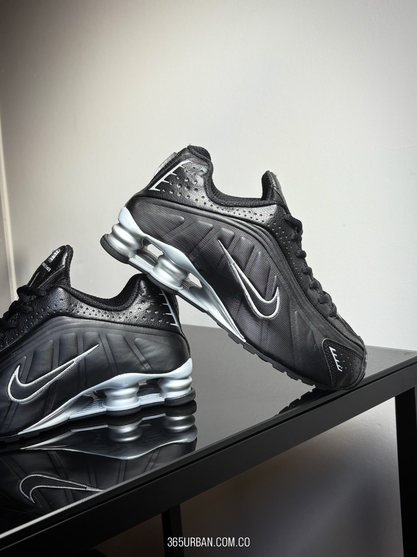 NIKE SHOX R4 NEGRO-PLATA