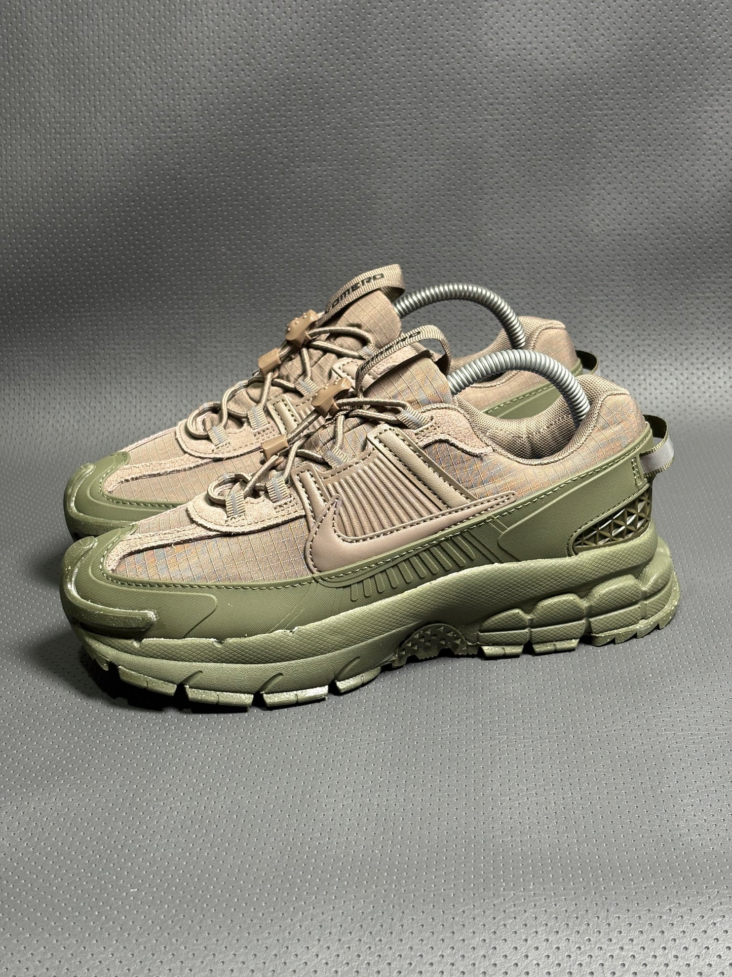 NIKE ZOOM VOMERO 5 ROAM CAFÉ - VERDE