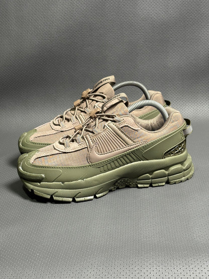 NIKE ZOOM VOMERO 5 ROAM CAFÉ - VERDE