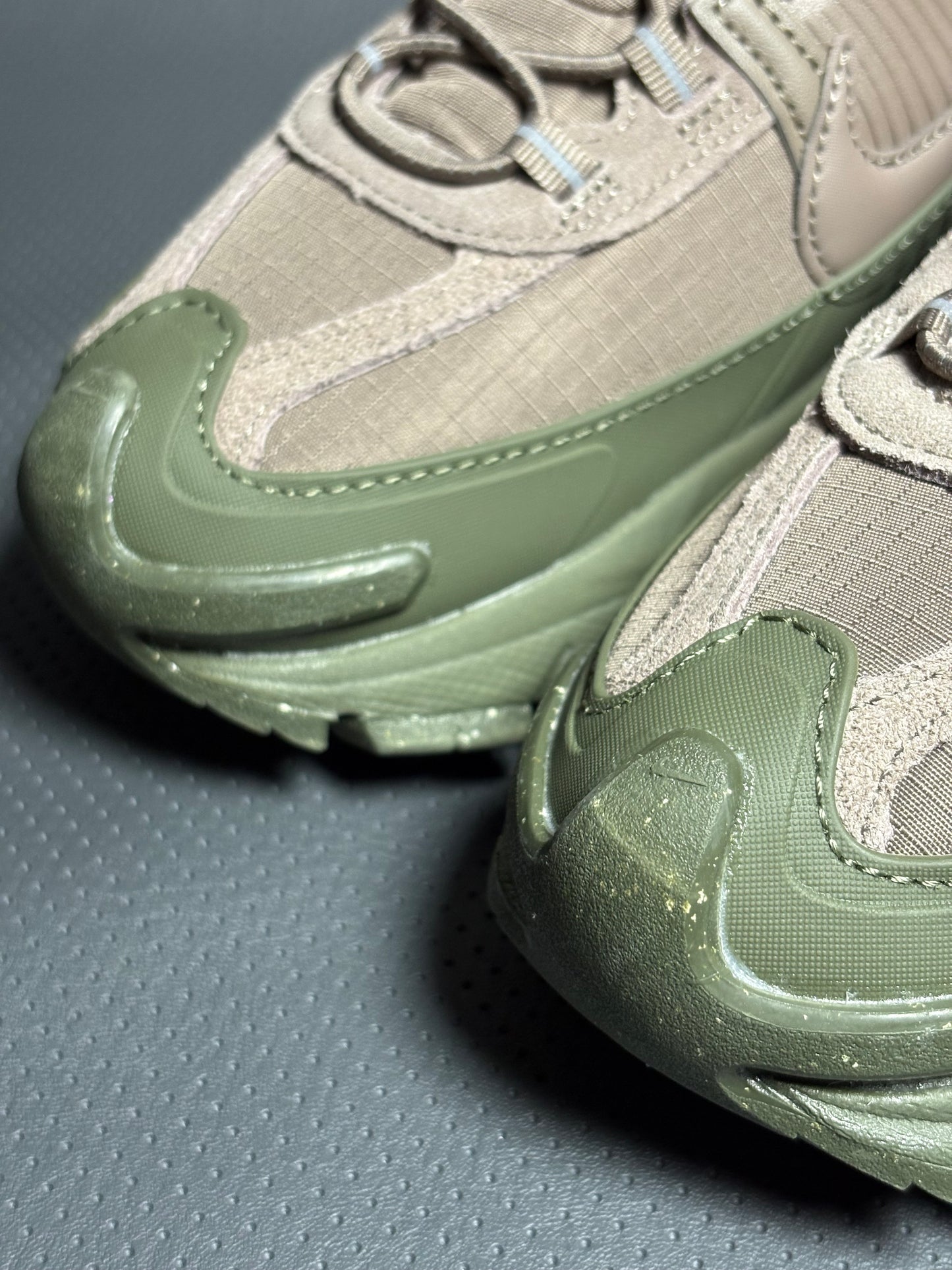 NIKE ZOOM VOMERO 5 ROAM CAFÉ - VERDE