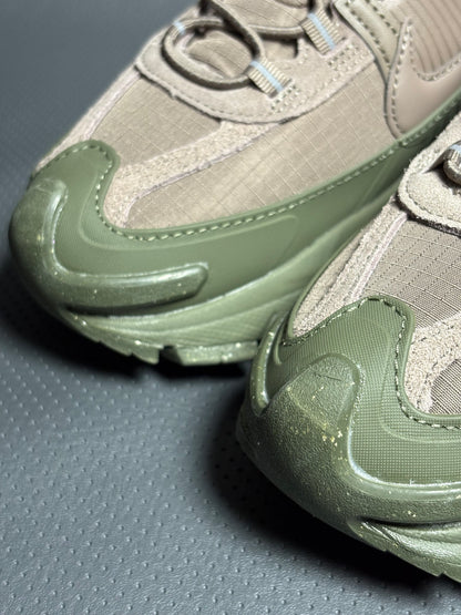 NIKE ZOOM VOMERO 5 ROAM CAFÉ - VERDE