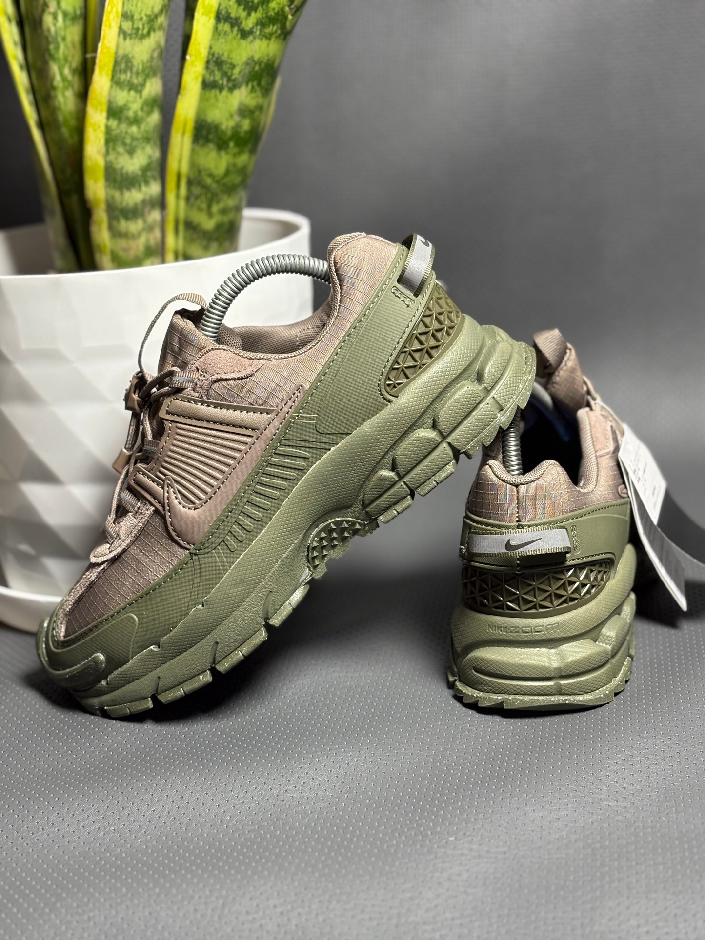 NIKE ZOOM VOMERO 5 ROAM CAFÉ - VERDE